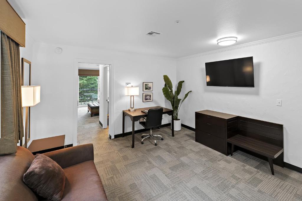 Best Western Wesley Inn & Suites Room Type - King Suite with Balcony- Non-Smoking