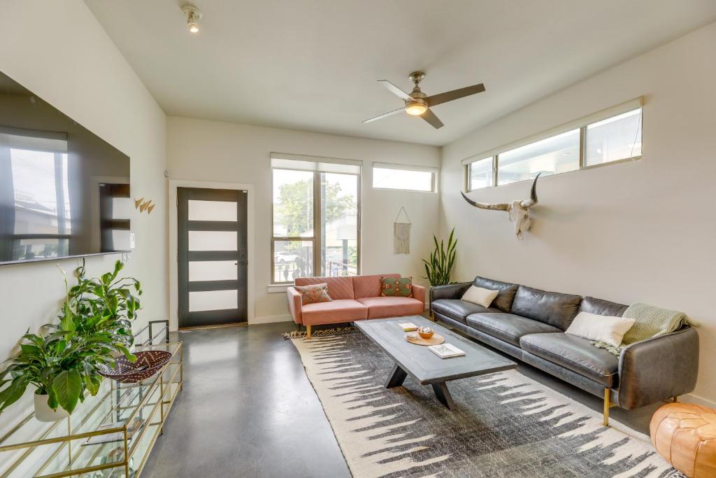 Modern Austin Vacation Rental with Covered Patio photo 3