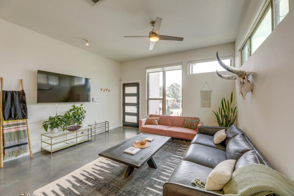 Modern Austin Vacation Rental with Covered Patio photo 4