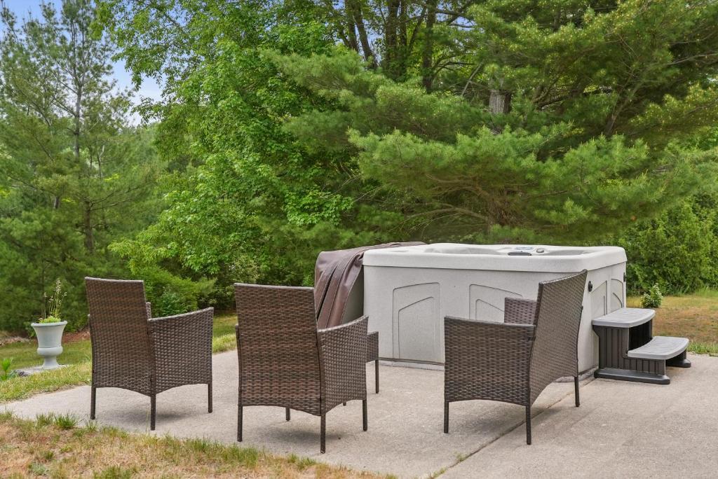 LONG LAKE RETREAT- Hot tub, Pool table, Firepit photo 3