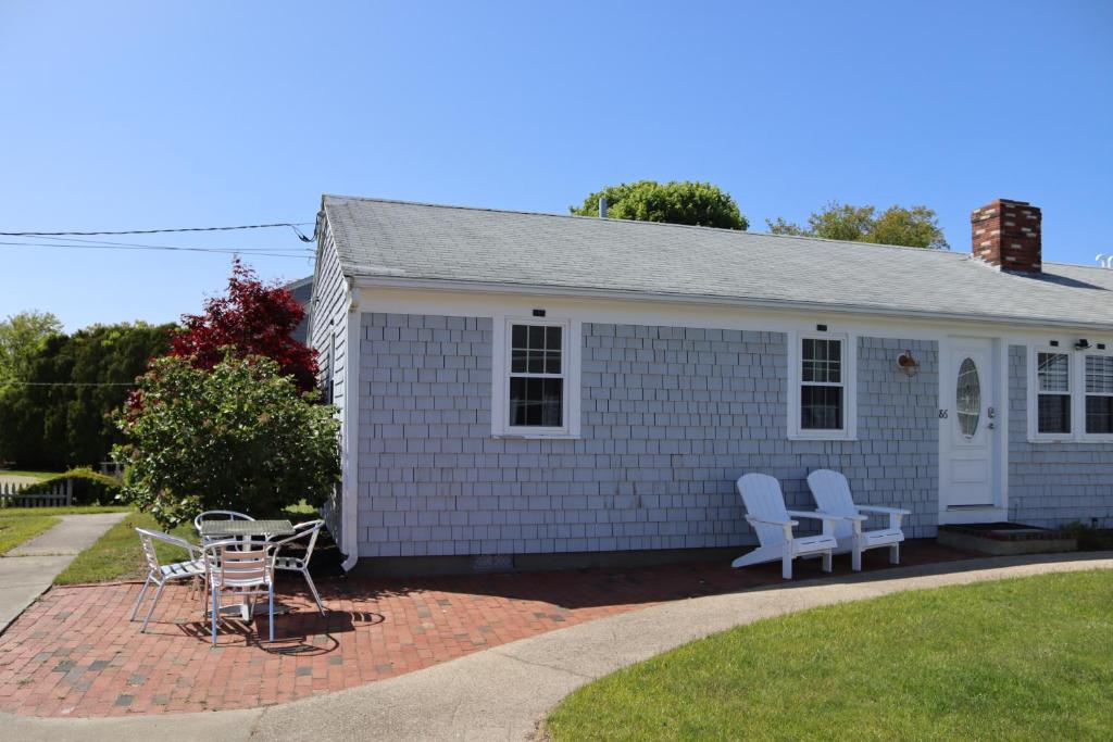 Seaside Serenity, just a block /0.1 mile away from the beach image