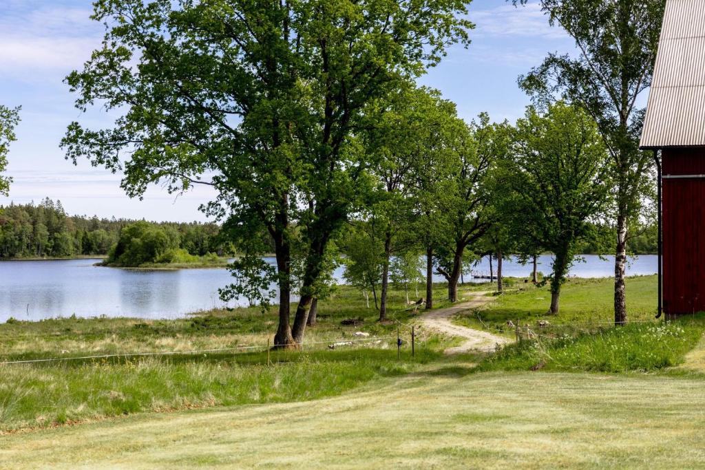 Holiday house with panoramic view of the lake Bolmen photo 4