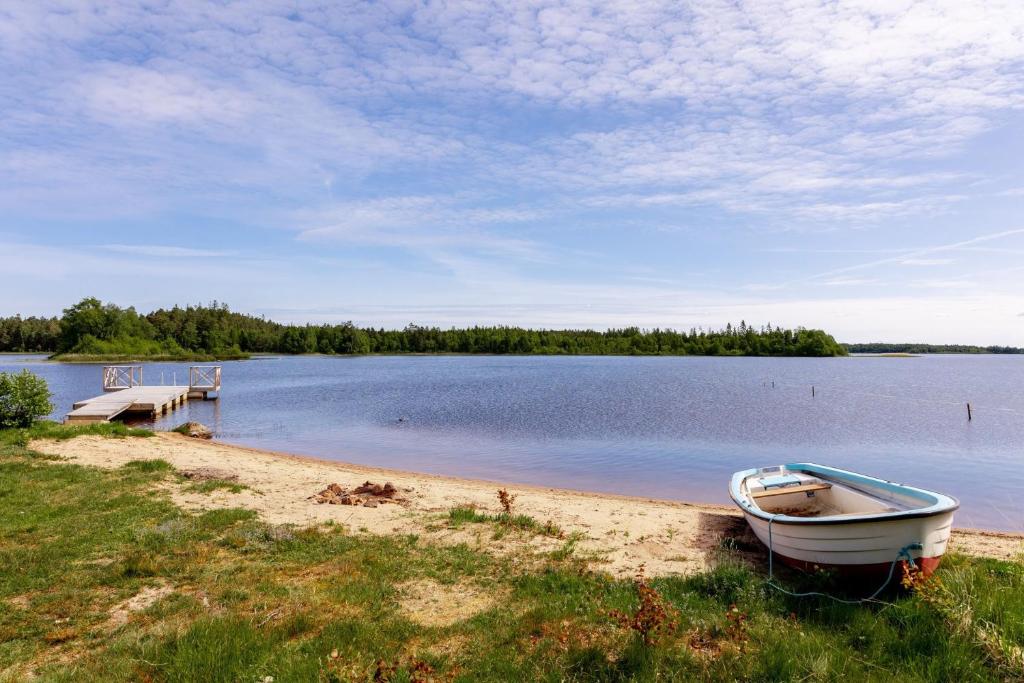 Holiday house with panoramic view of the lake Bolmen photo 2