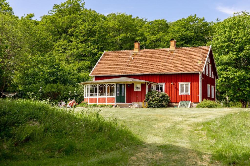 Holiday house with panoramic view of the lake Bolmen photo 1