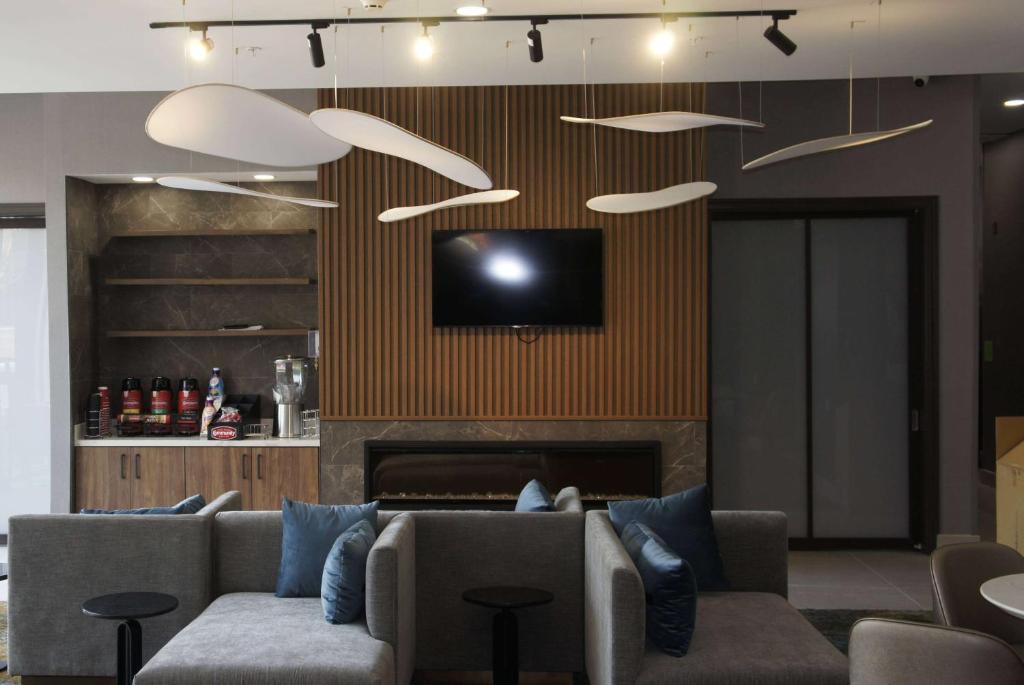 La Quinta Inn & Suites by Wyndham Manchester - Arnold AFB photo 2