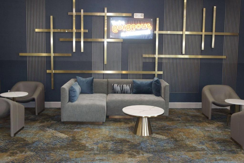 La Quinta Inn & Suites by Wyndham Manchester - Arnold AFB photo 4