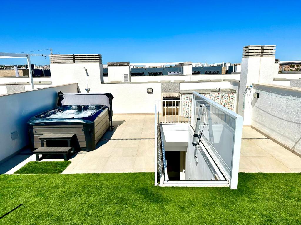 Penthouse 2-Rooms with Private Jacuzzi in the Solarium photo 1