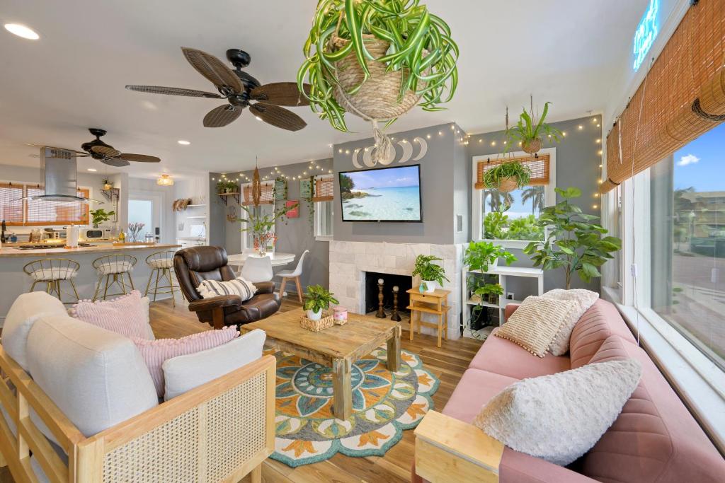 Little “house” right on the beach image