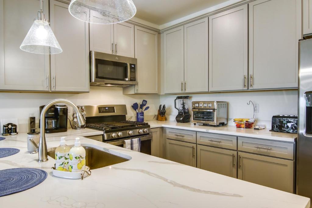 Lewes Vacation Rental with Balcony and Pool Access photo 1