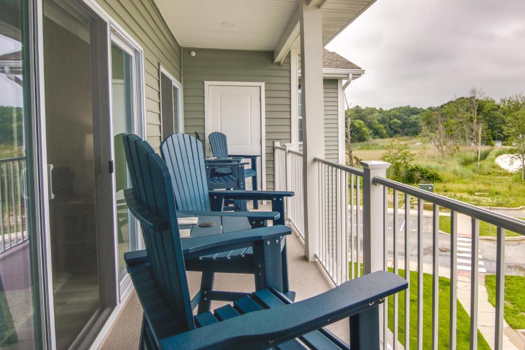 Lewes Vacation Rental with Balcony and Pool Access photo 2