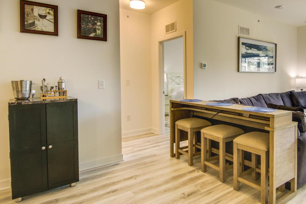 Lewes Vacation Rental with Balcony and Pool Access photo 4