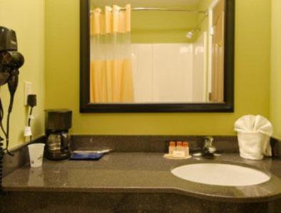 Days Inn & Suites by Wyndham Swainsboro - Tap to explore photos