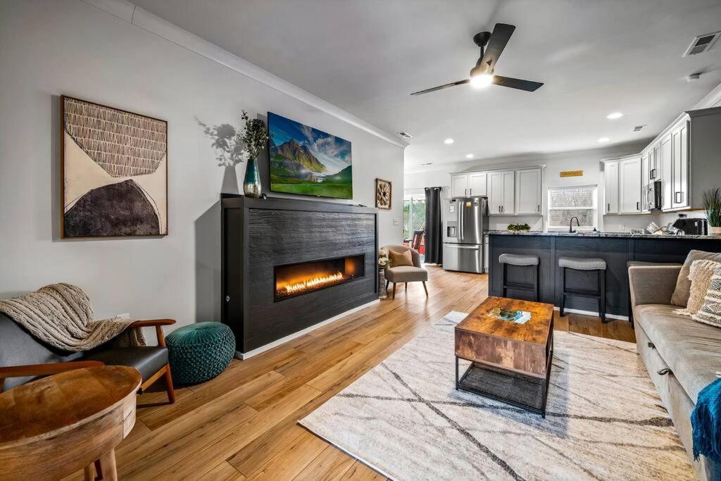 *Dog Friendly*Modern home-Minutes to Dollywood, Gatlinburg, Smoky Mountains & Pigeon Forge! image