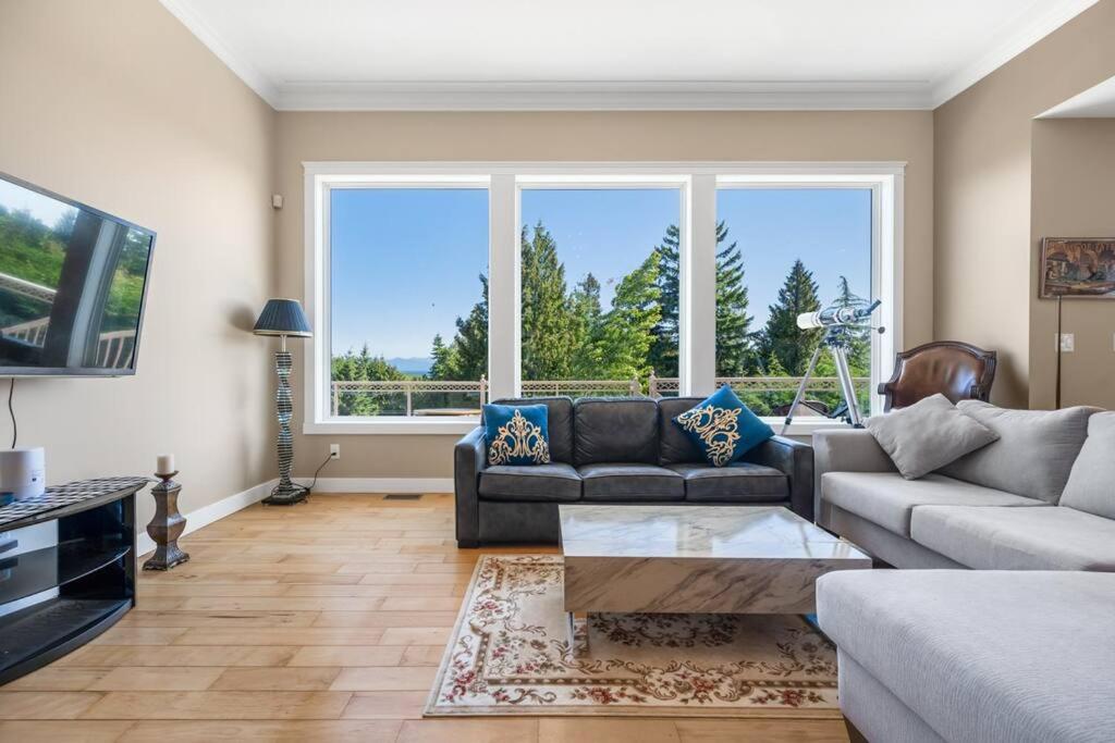 Upstairs Suite in Nanaimo Spacious 3-Bed Hideaway photo 2