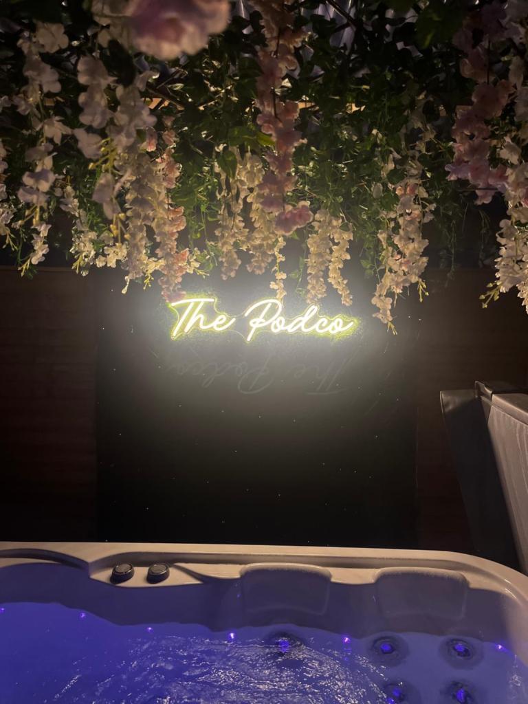 The Garden Pod with Private Hot Tub photo 3