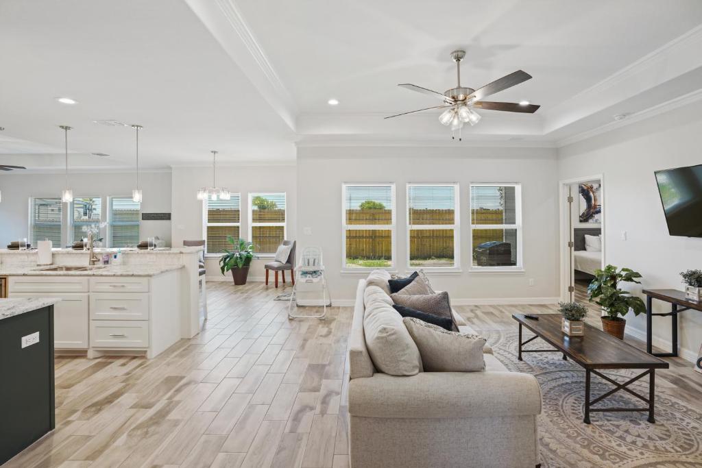 Stunning Retreat: 4B+GameRM, 2K-3QBeds,Pool Table photo 4