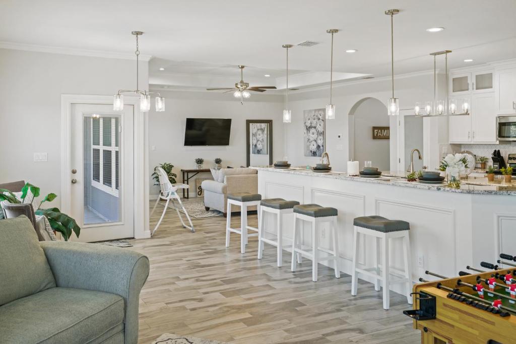 Stunning Retreat: 4B+GameRM, 2K-3QBeds,Pool Table photo 3