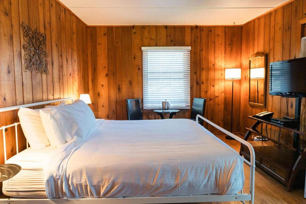 Whispering Winds Motel Room Type - King Room with Garden View