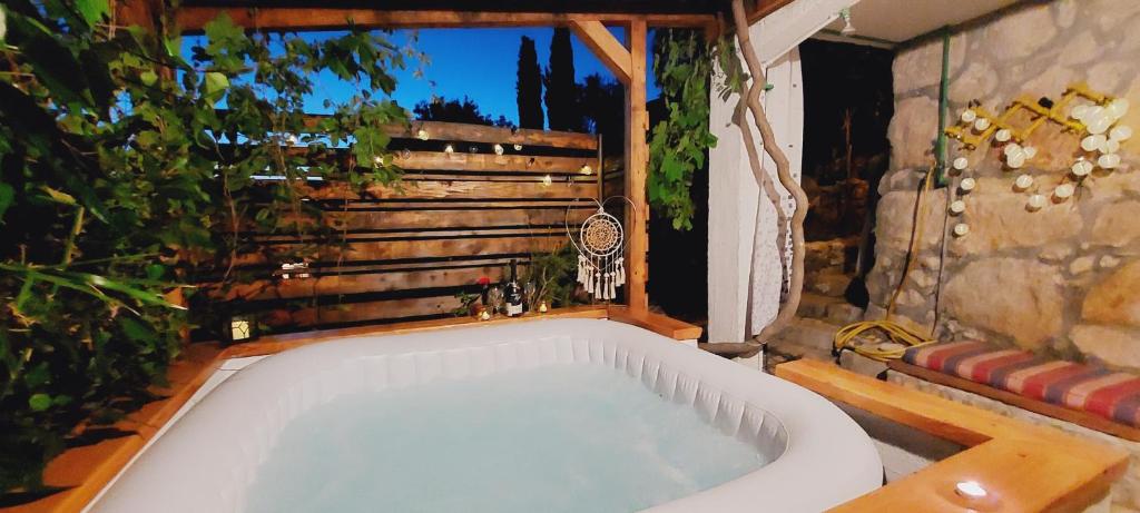 Taverna -Sunce- with jacuzzi