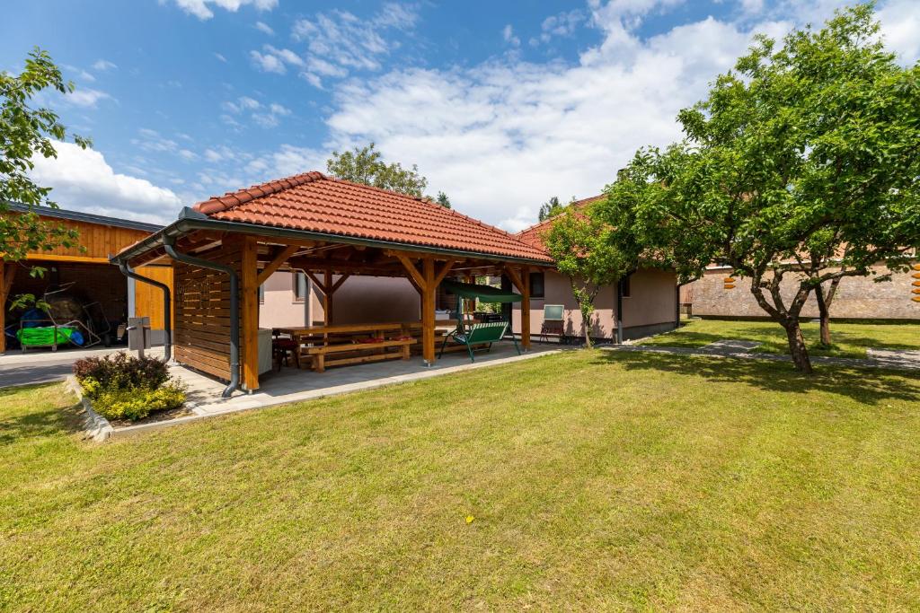 Apartments for families with children Karlovac - 20989 photo 3