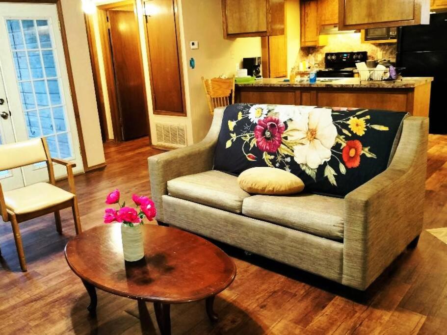Golden Sunflower's Apartment D Lawton ok photo 3