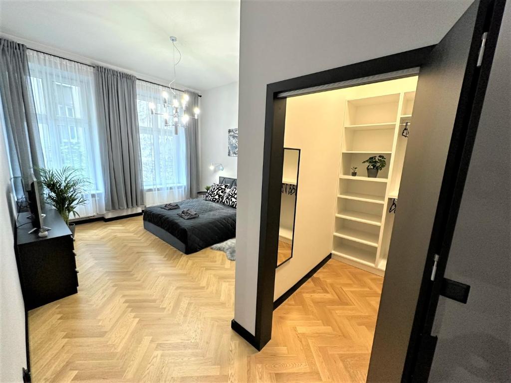 LUXURY 100m2 LOFT Design-Apartment at WAWEL + Netflix - Tap to explore photos
