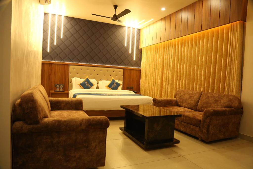 HOTEL HOLISTON photo 2