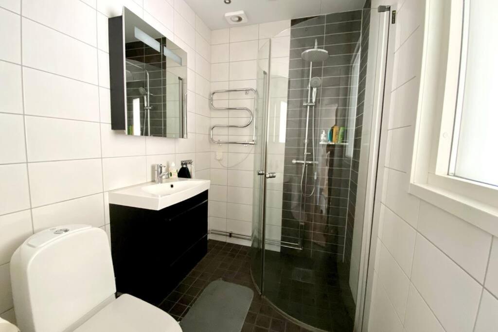 Family House w/Free Wifi, Netflix & Free Parking photo 2