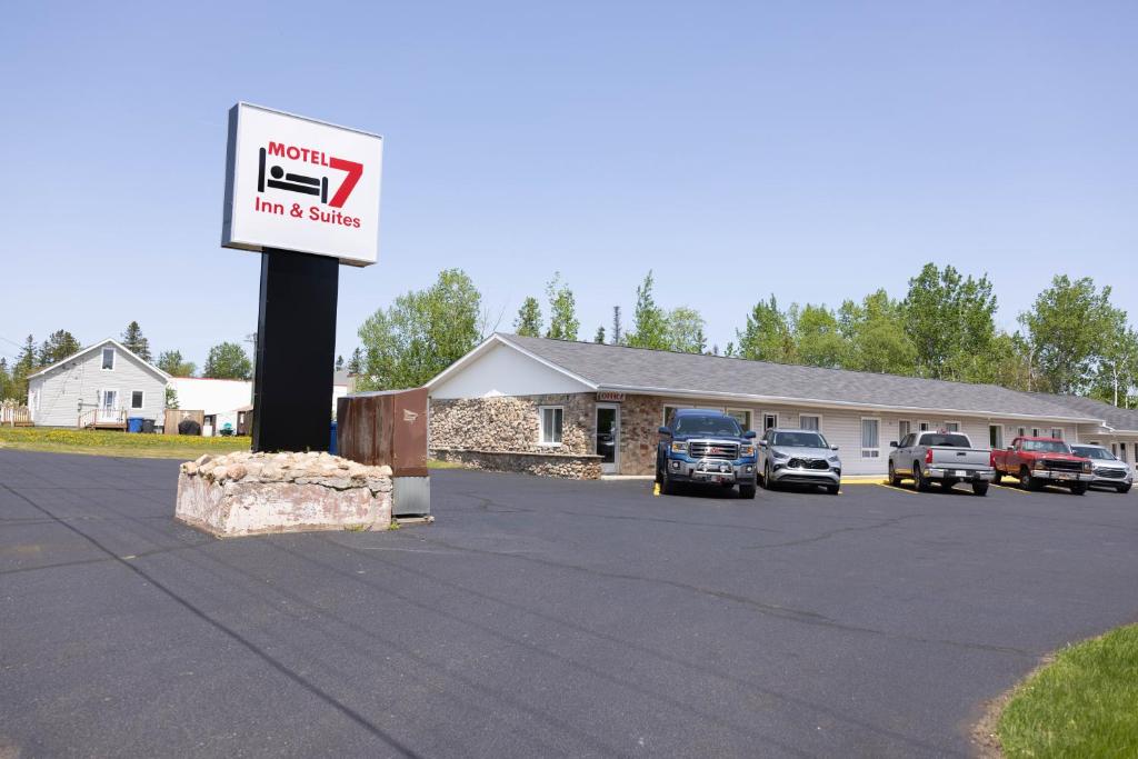 Motel 7 Inn & Suites photo 4