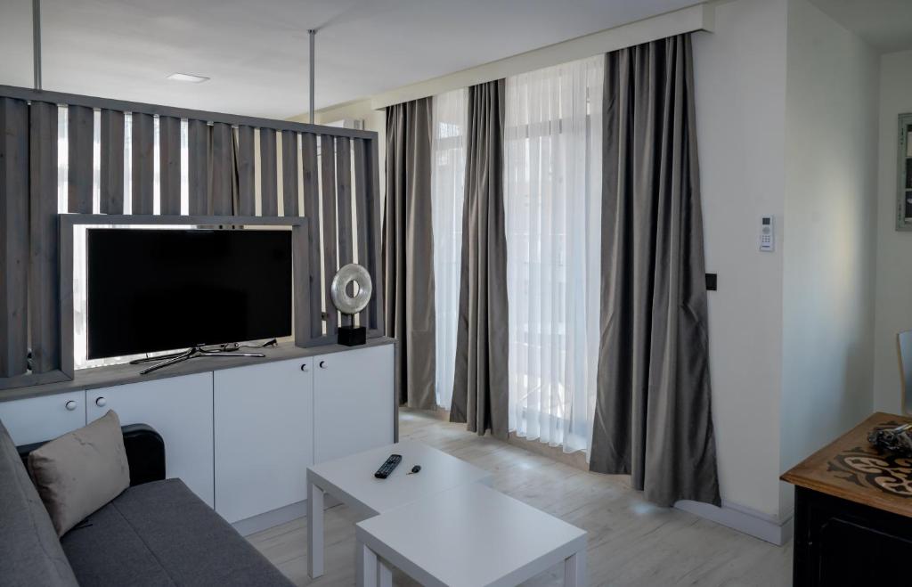 ADIRAMAR Apartments photo 1