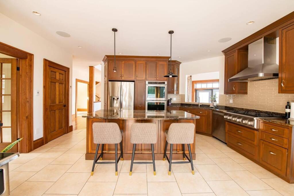 Ocean View Villa with Hot Tub and Movie Theatre photo 4