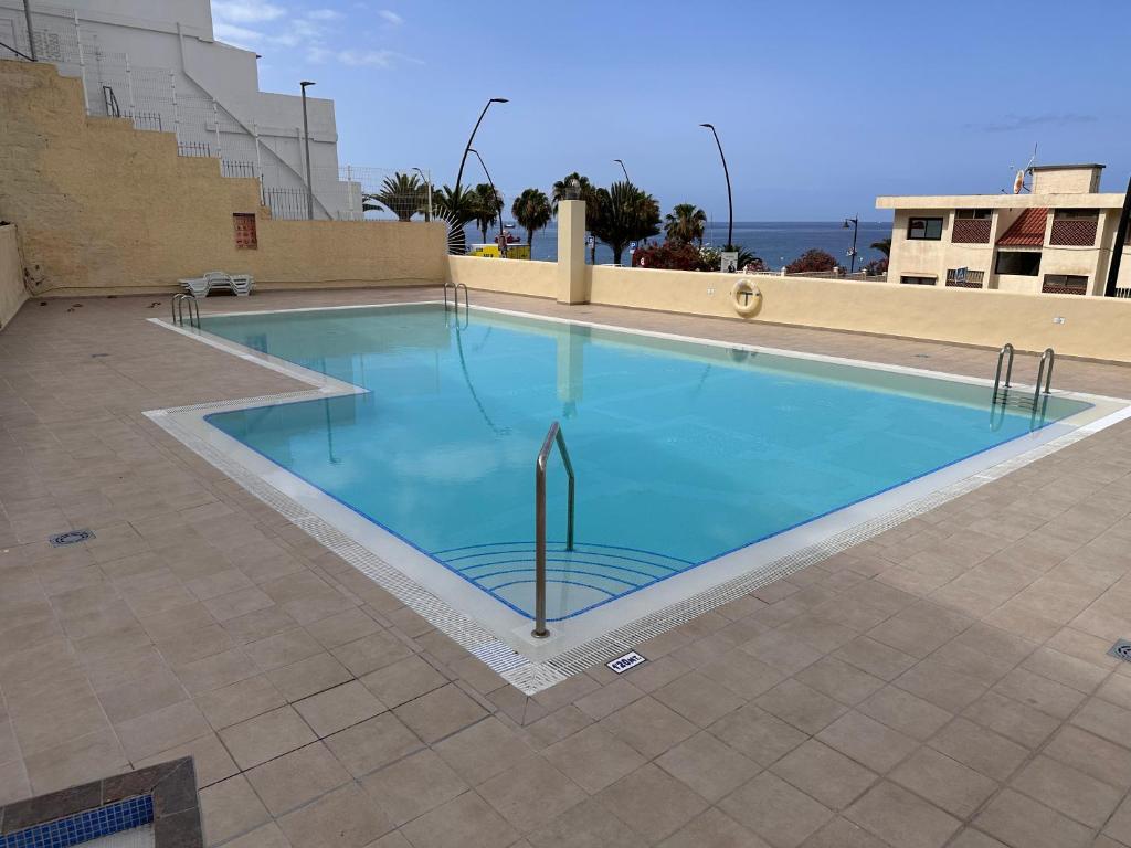 Apartamento Playa Las Vistas - Tap to explore photos