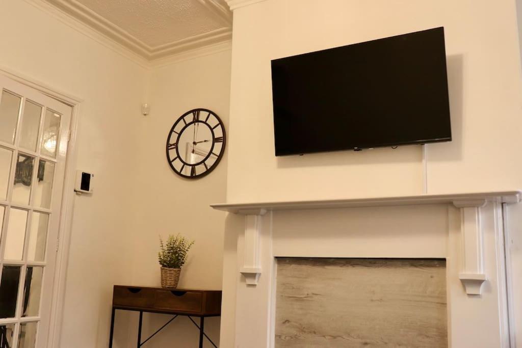 Charming 3 Bedroom Property FREE WiFi & Parking - Tap to explore photos