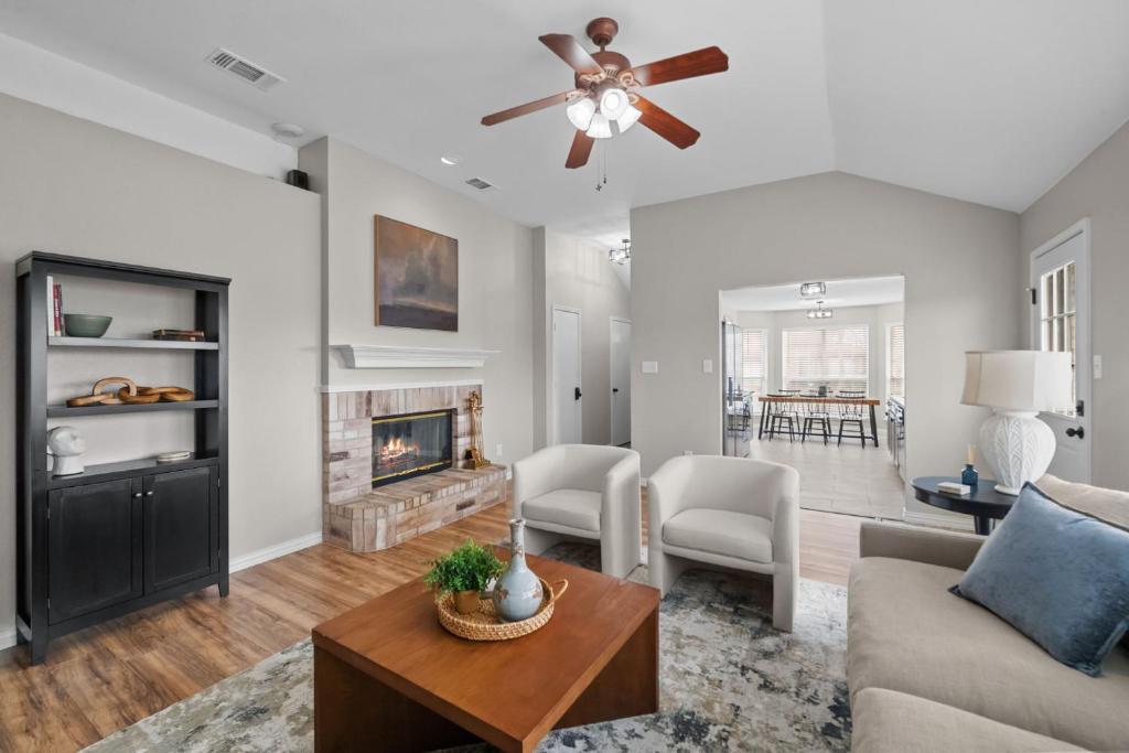 Modern Home Close to It All in DFW Texas! photo 4