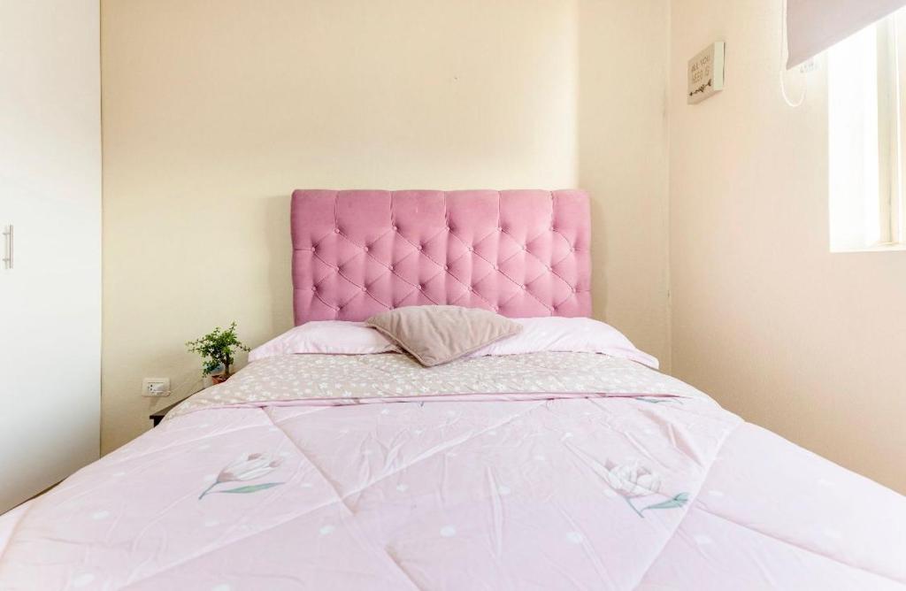 Linda Habitación Individual con Baño compartido, TV e Internet de Alta Velocidad Cerca al Aeropuerto y a la Arena 1