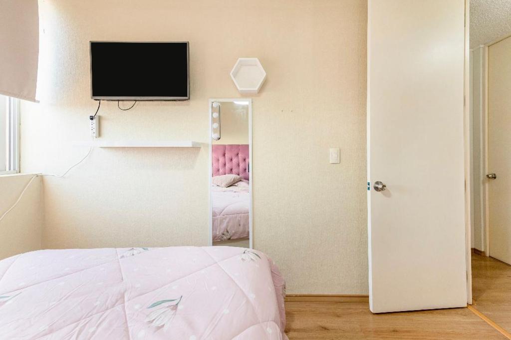 Linda Habitación Individual con Baño compartido, TV e Internet de Alta Velocidad Cerca al Aeropuerto y a la Arena 1 photo 1