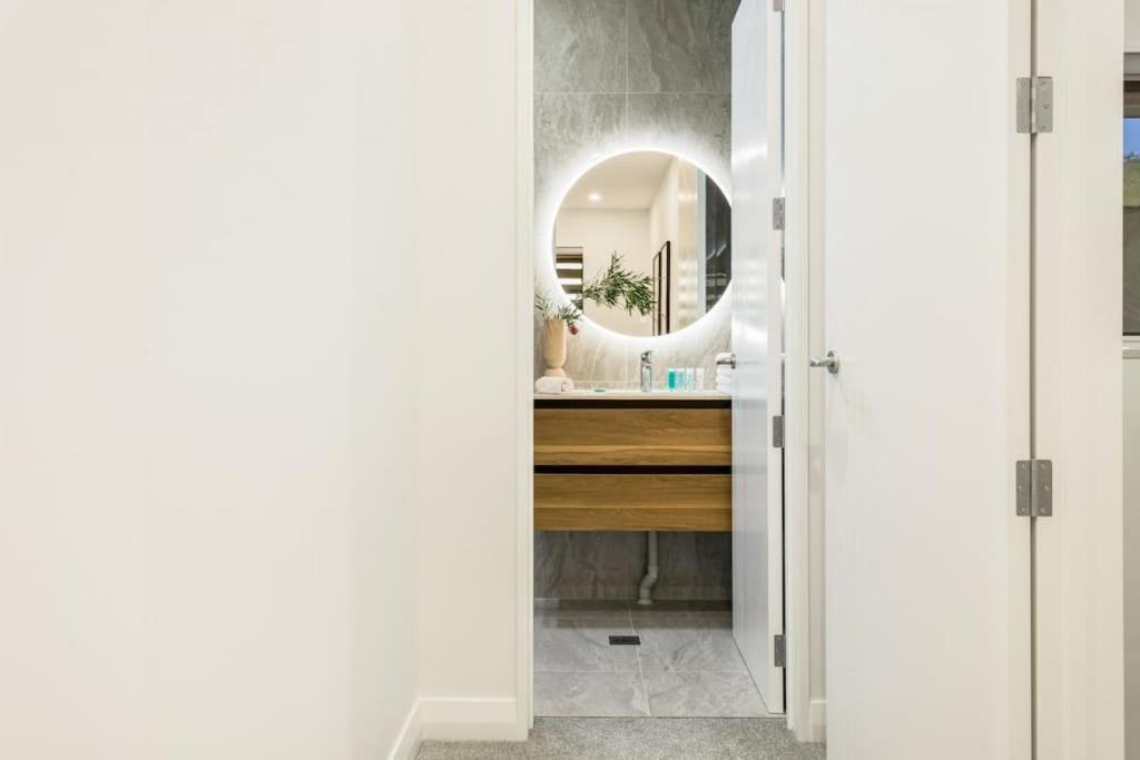 Pristine Modern Central Home - Netflix - Heatpump photo 3