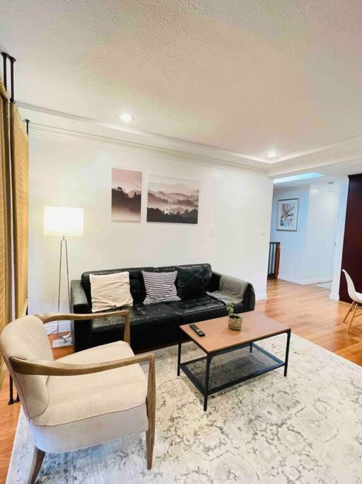Luxury North Vancouver 3 bedroom Up Level House photo 2