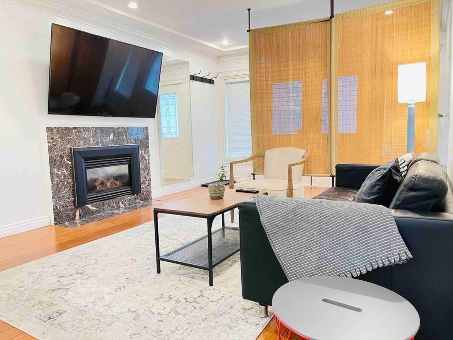 Luxury North Vancouver 3 bedroom Up Level House photo 3