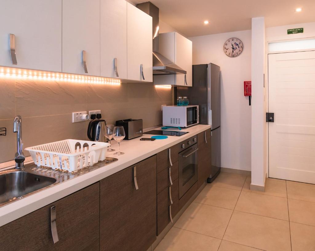 Modern Comfort - 2BR Apartment center of St Julians & Paceville photo 2
