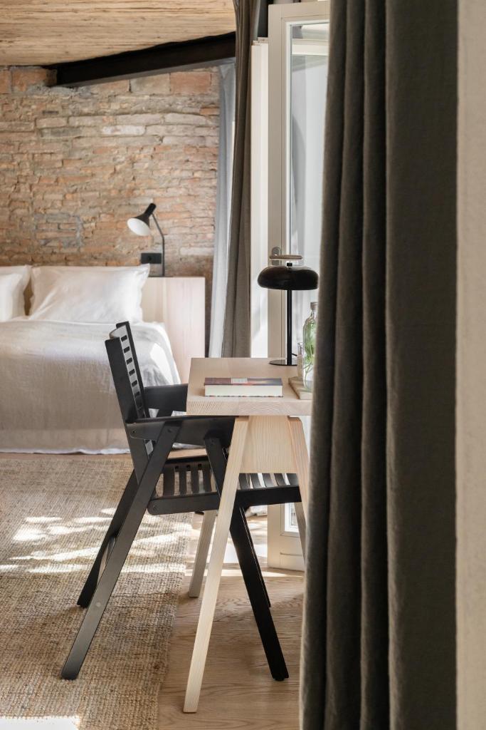 April1550 Boutique Hotel Room Type - Deluxe Double Room with Balcony