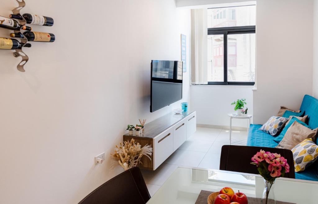 Modern Comfort - 2BR Apartment center of St Julians & Paceville photo 1