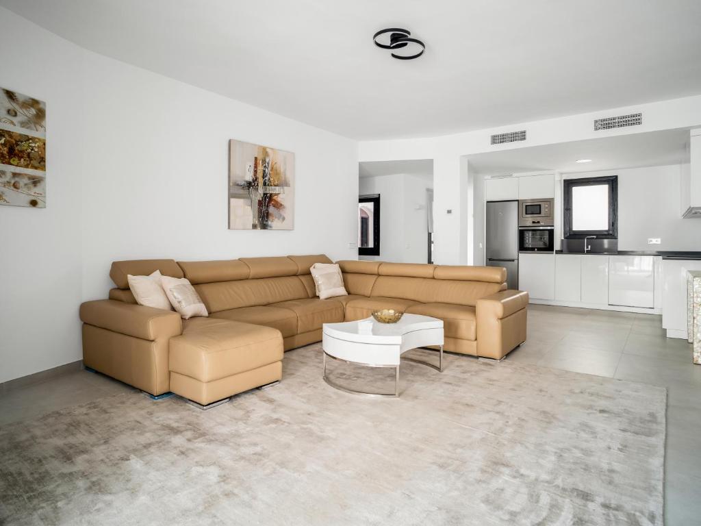 Sanders Sol 1 - Smart Three-bedroom Apartment in the Center of Puerto Banús Nightlife