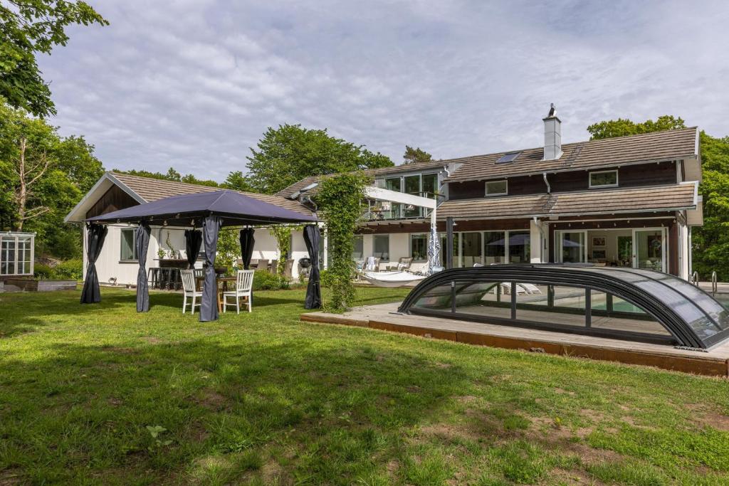 Spacious and fantastic villa with pool in beautiful Kullavik photo 1