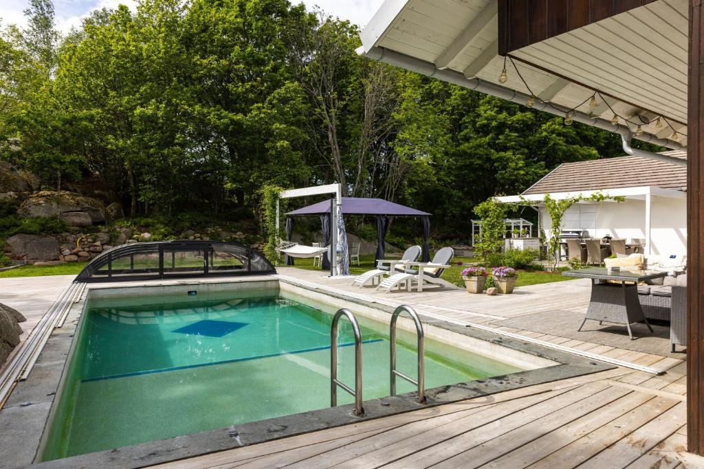 Spacious and fantastic villa with pool in beautiful Kullavik photo 3