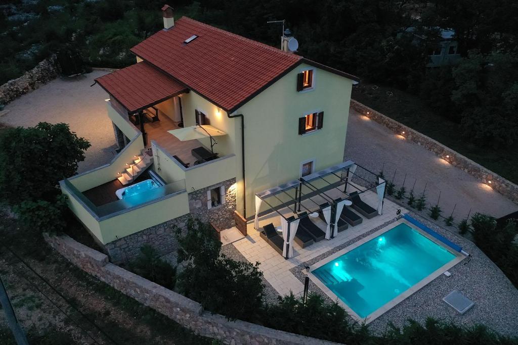 Holiday house Toš-Vila with heated pool photo 1