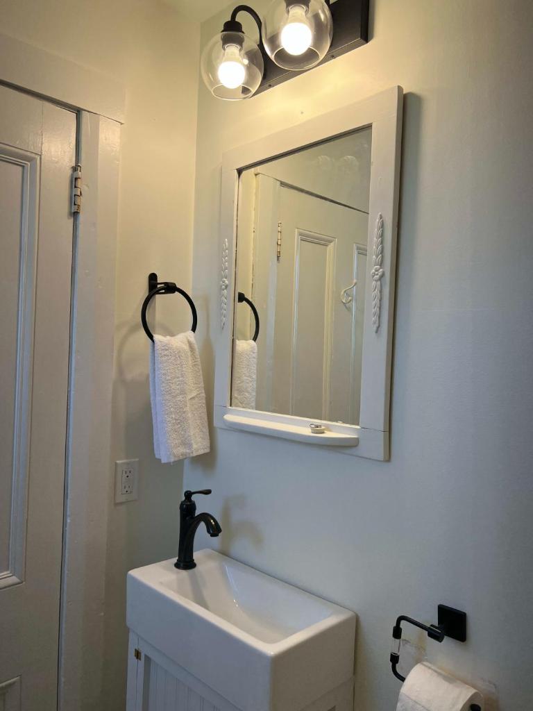 OH Victoria Hotel - Red Beard Suite 2B 2BTH photo 1