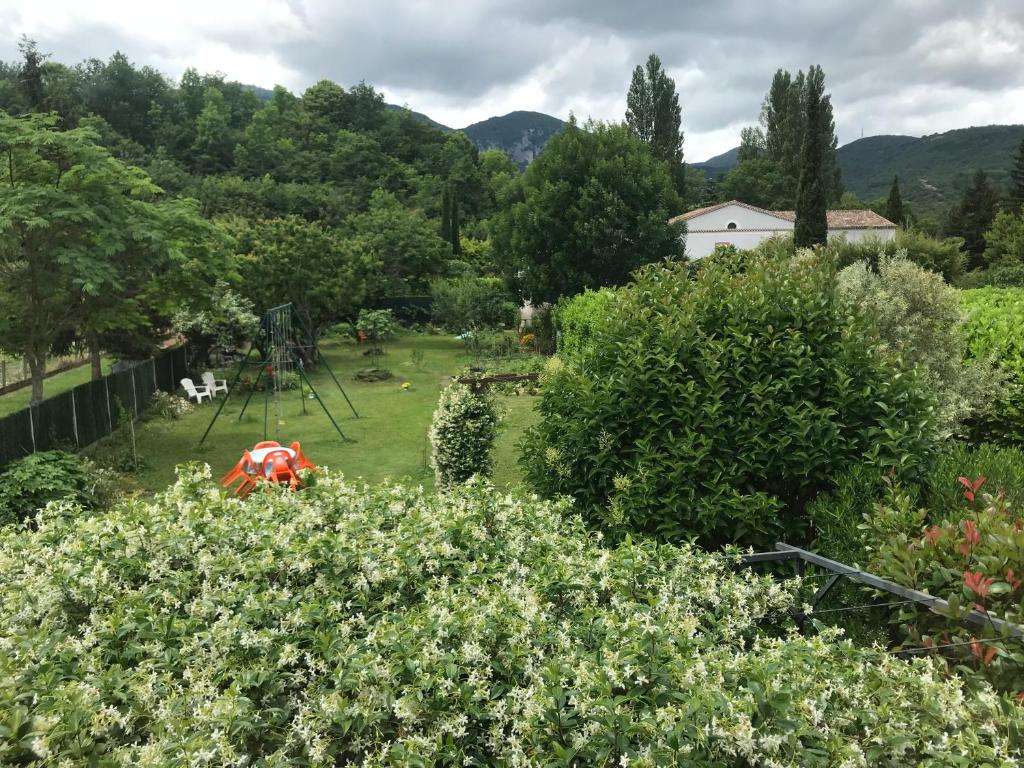 chambre et salle de bain privé s'ouvrant sur terrasse, jardin et cuisine d'été photo 2