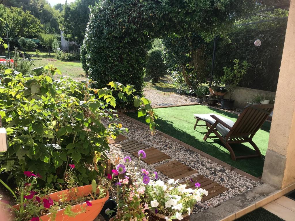 chambre et salle de bain privé s'ouvrant sur terrasse, jardin et cuisine d'été photo 3