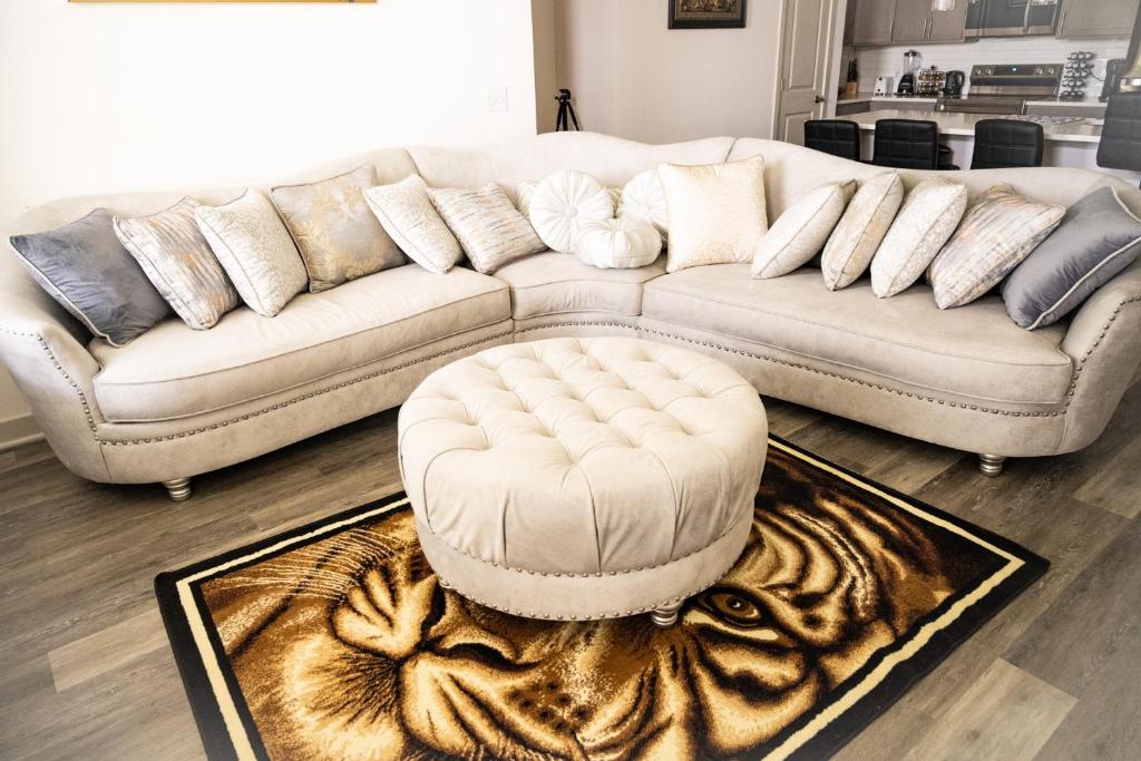 Regal Apt with King & Queen Bed for Long-Term Stay photo 3